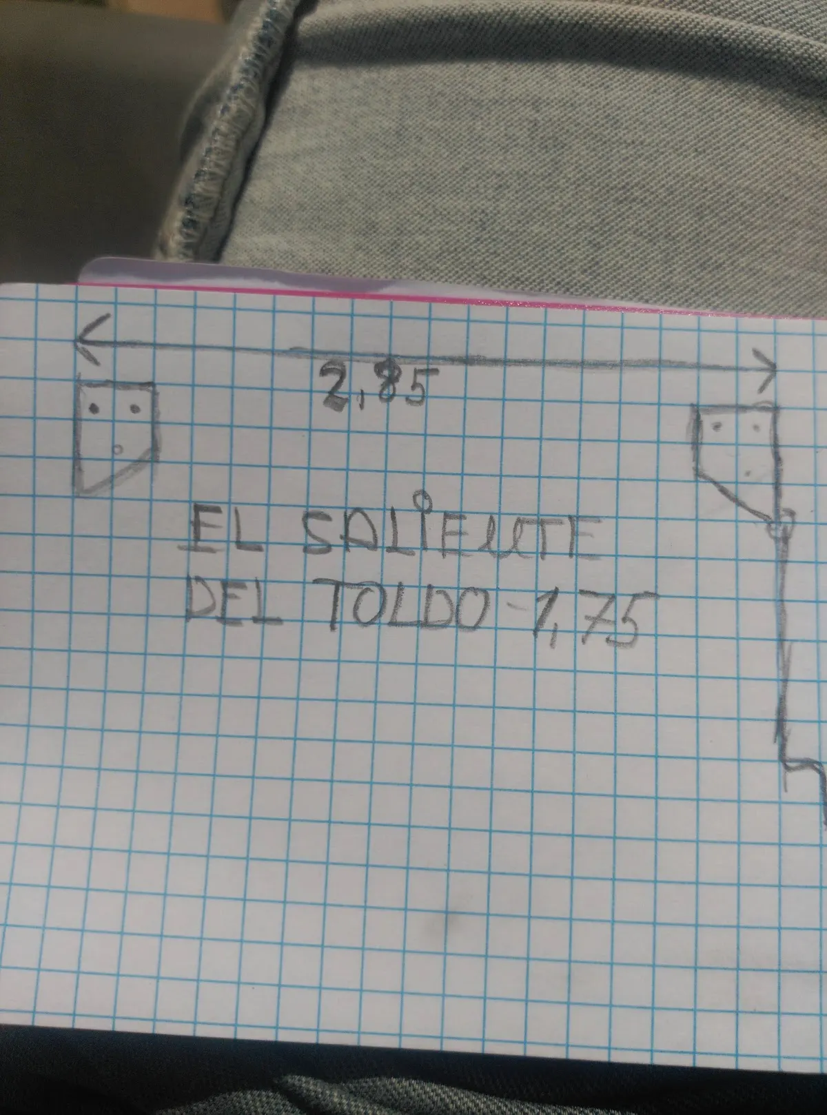 Dibujo con medidas de un toldo en una hoja cuadriculada