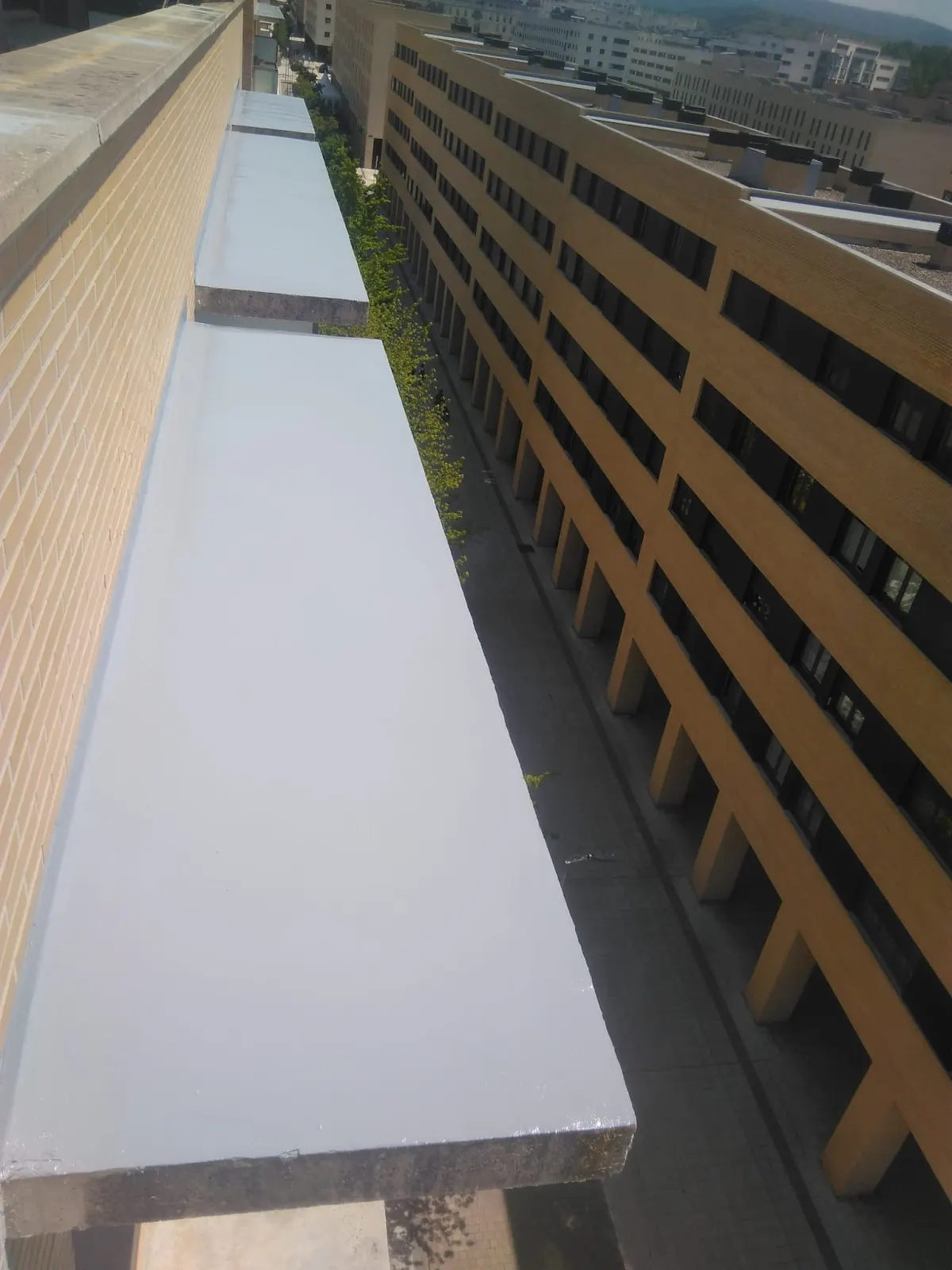 Cubiertas blancas instaladas en un edificio, vistas desde una altura.