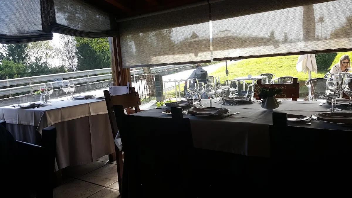 Comedor de Trabakua Beheko Jatetxea con mesas preparadas junto a una terraza