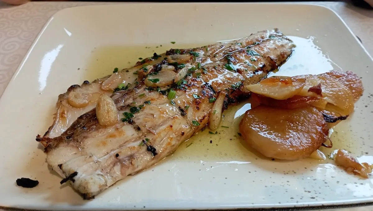 Pescado a la plancha con patatas servido en Trabakua Beheko Jatetxea