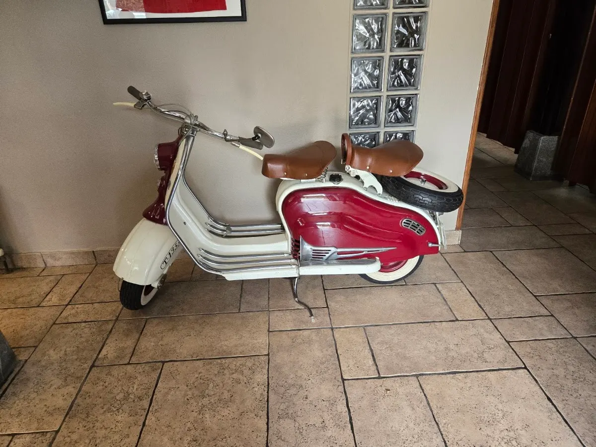 Vespa decorativa en el interior de Trabakua Beheko Jatetxea