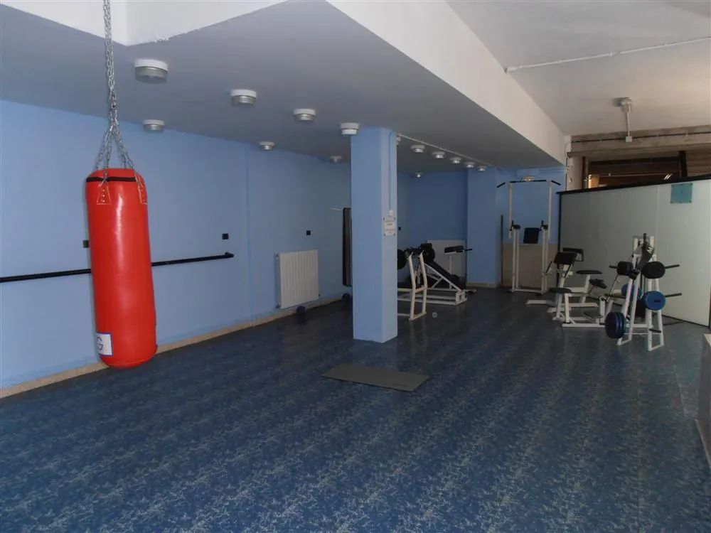 Sala de entrenamiento de Trinkete Abadiño con saco de boxeo y máquinas de ejercicio