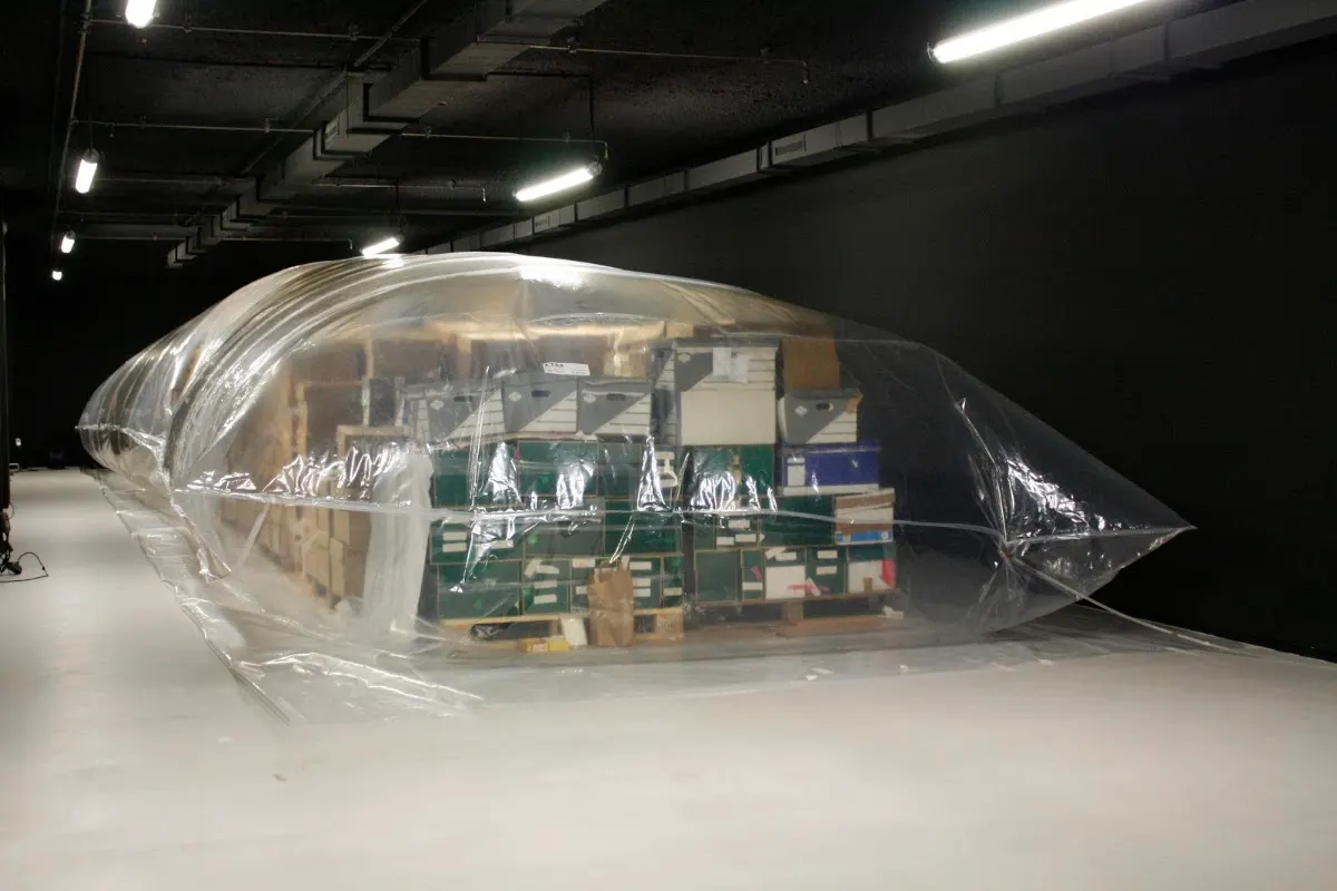 Materiales protegidos bajo una cubierta plástica en un espacio de trabajo de TSA, Conservación de Patrimonio