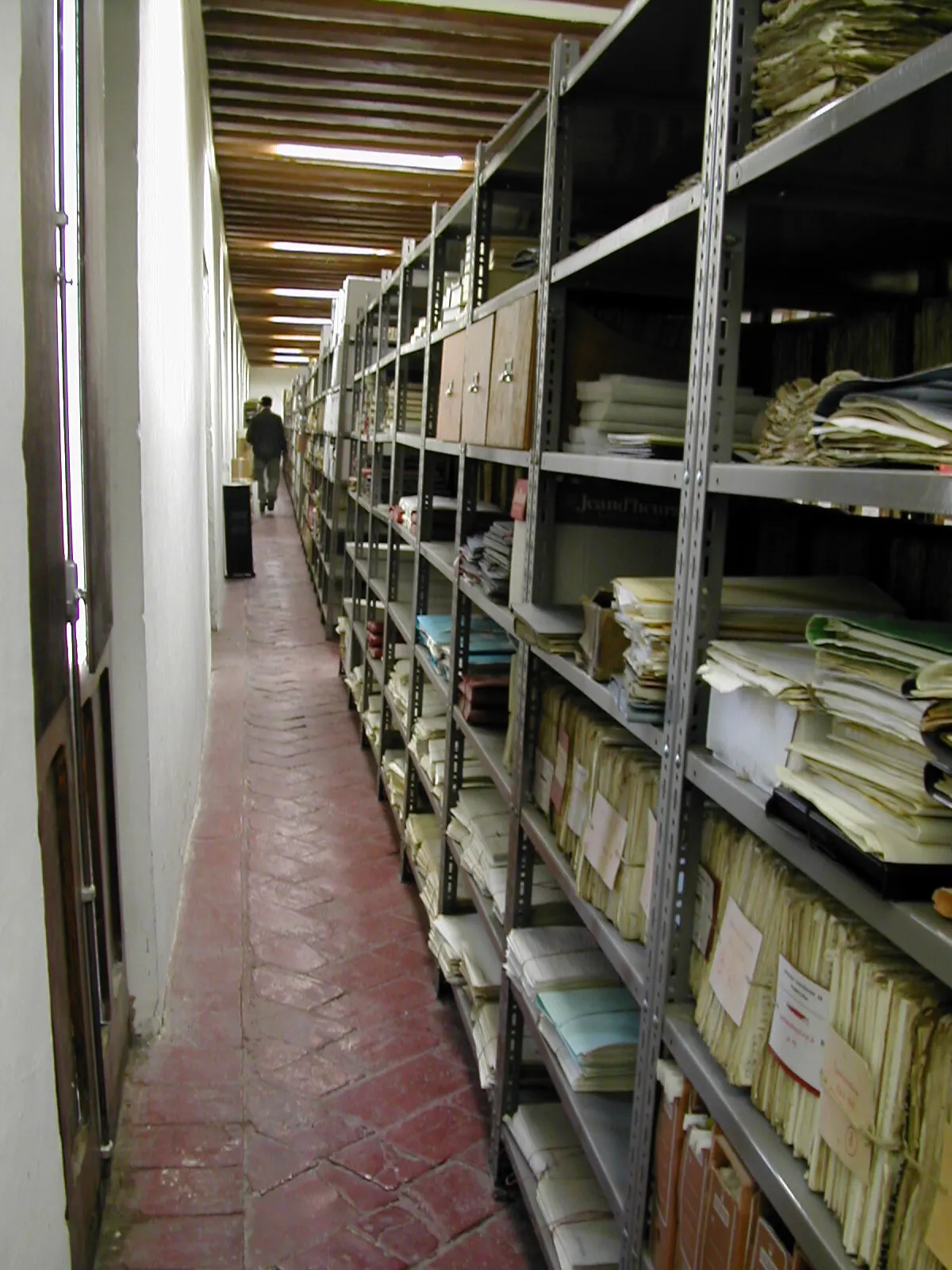 Estanterías con documentos y materiales archivados