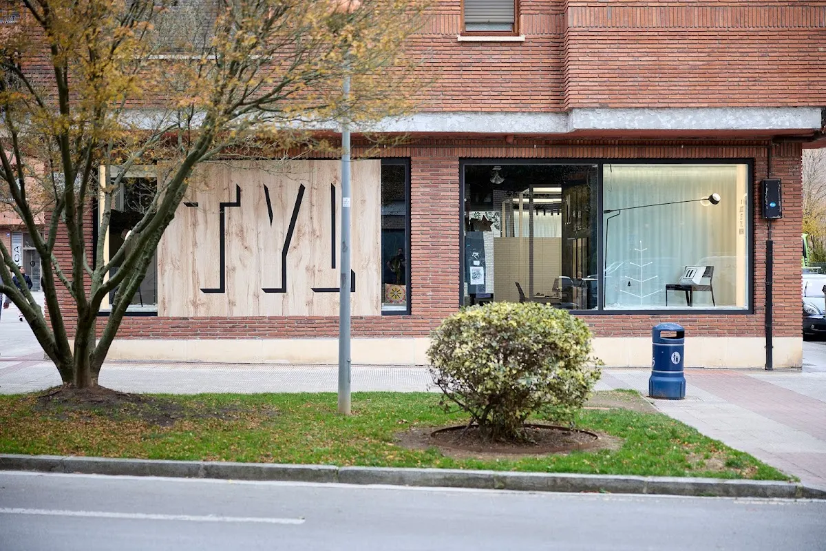 Fachada del estudio TYL spaces en Durango, con escaparates a pie de calle