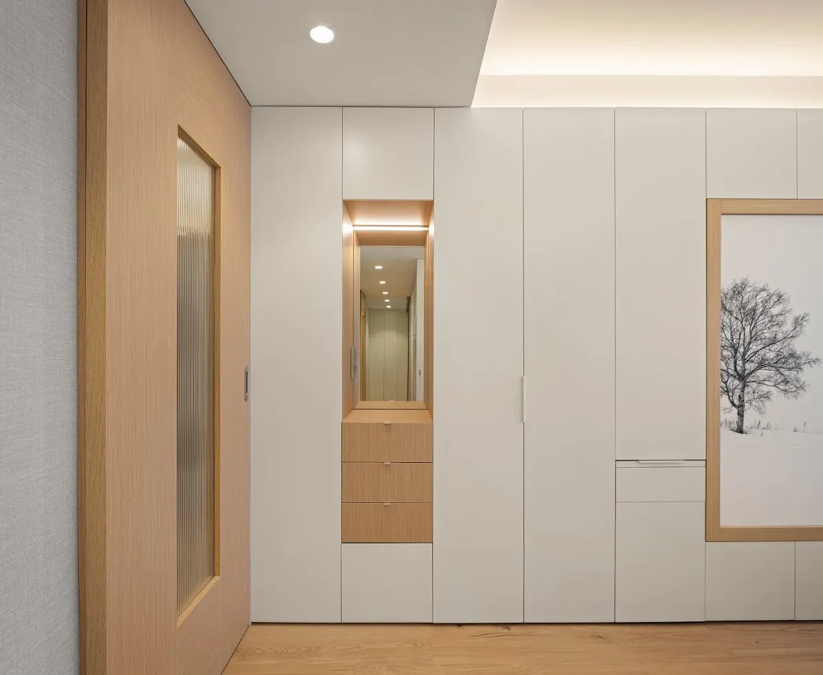 Interior de vivienda reformada con armarios empotrados y puertas de madera