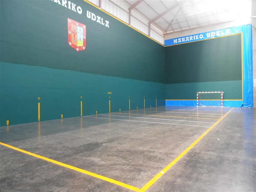 Cancha cubierta del frontón municipal Udal Pilotalekua en Mañaria