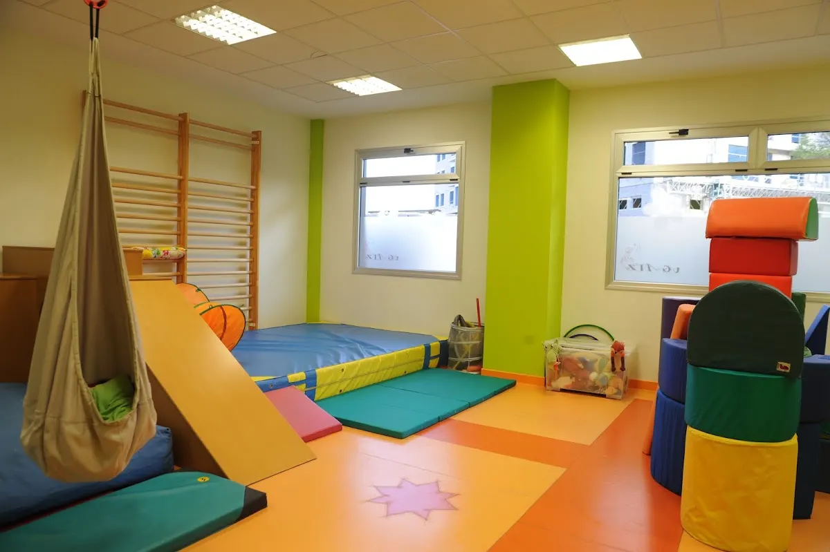 Sala de terapia de Ugatz con colchonetas, materiales de psicomotricidad y equipamiento infantil