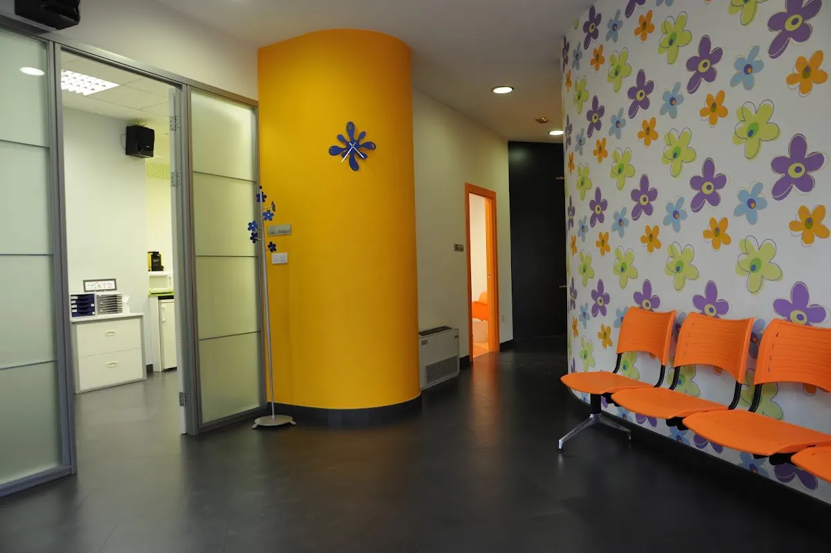 Sala de espera de Ugatz con sillas naranjas y acceso a una consulta