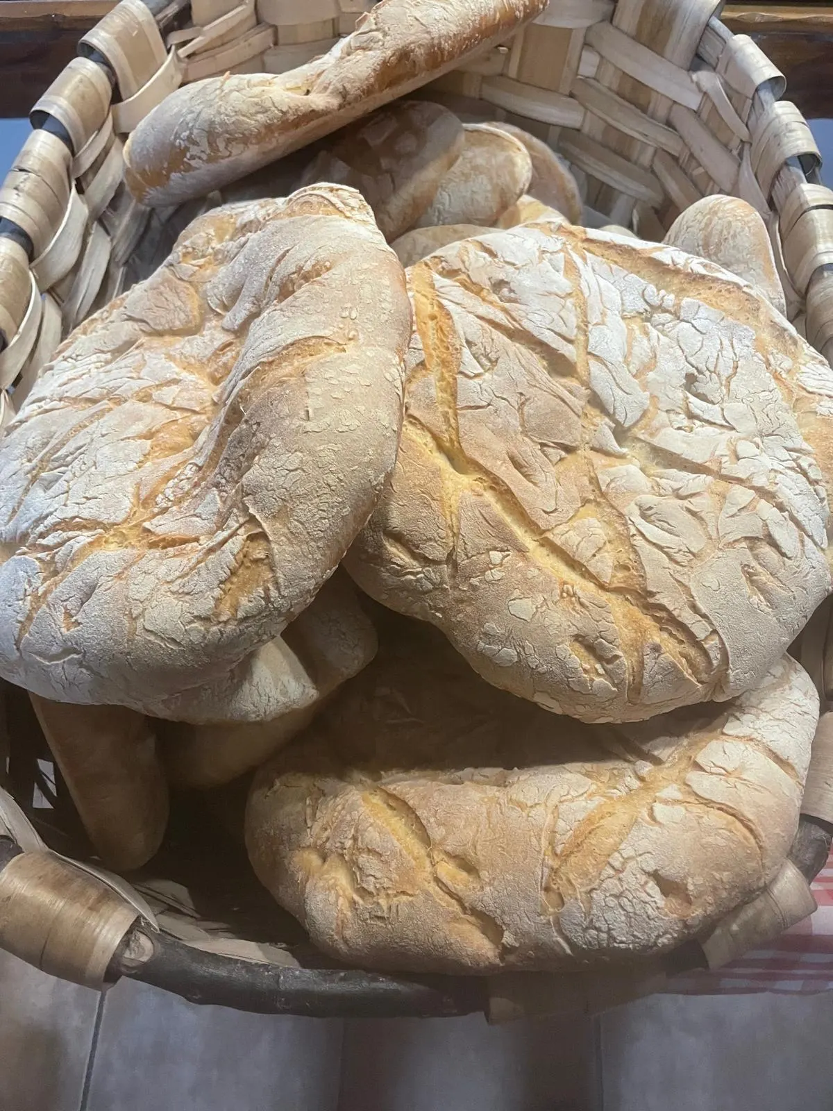 Panes de URANGA Baserriko Ogia en una cesta de mimbre.
