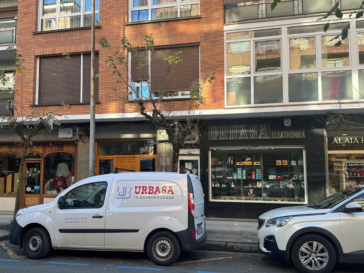 Fachada de Urbasa Elektronika Telekomunikazioak en Durango, con su furgoneta aparcada delante.