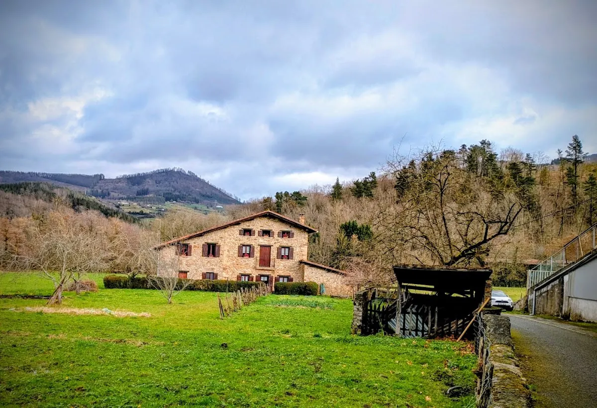 Casa rural de piedra en un prado de Elorrio