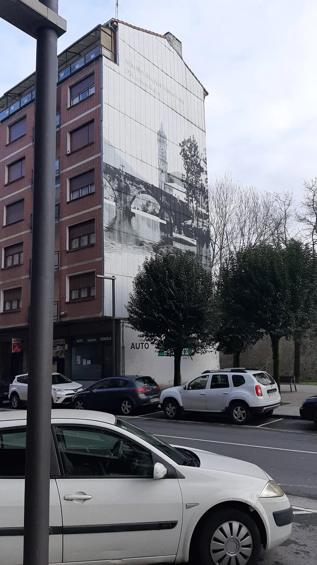 Edificio donde se encuentra Urkoiz en Amorebieta-Etxano, visto desde la calle.