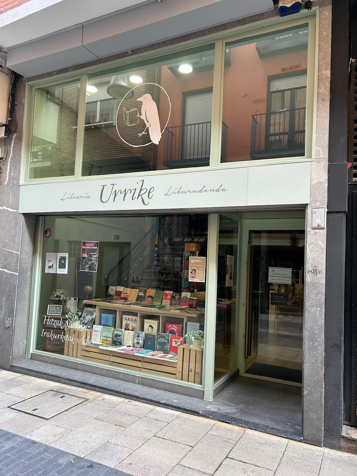 Fachada de Urrike Liburudenda en una calle de Durango, con libros expuestos en el escaparate.