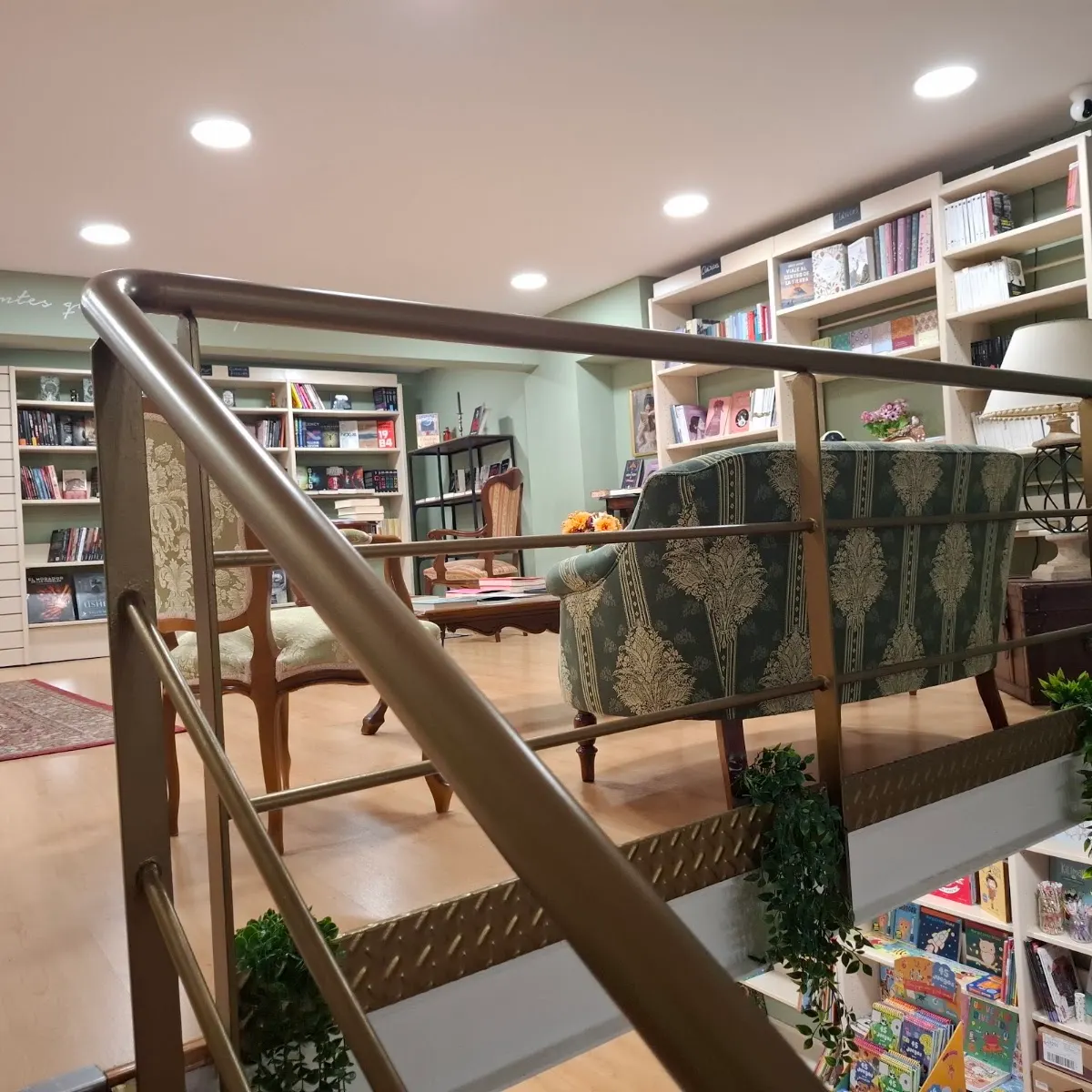 Zona de lectura de Urrike Liburudenda con sillones y estanterías de libros.