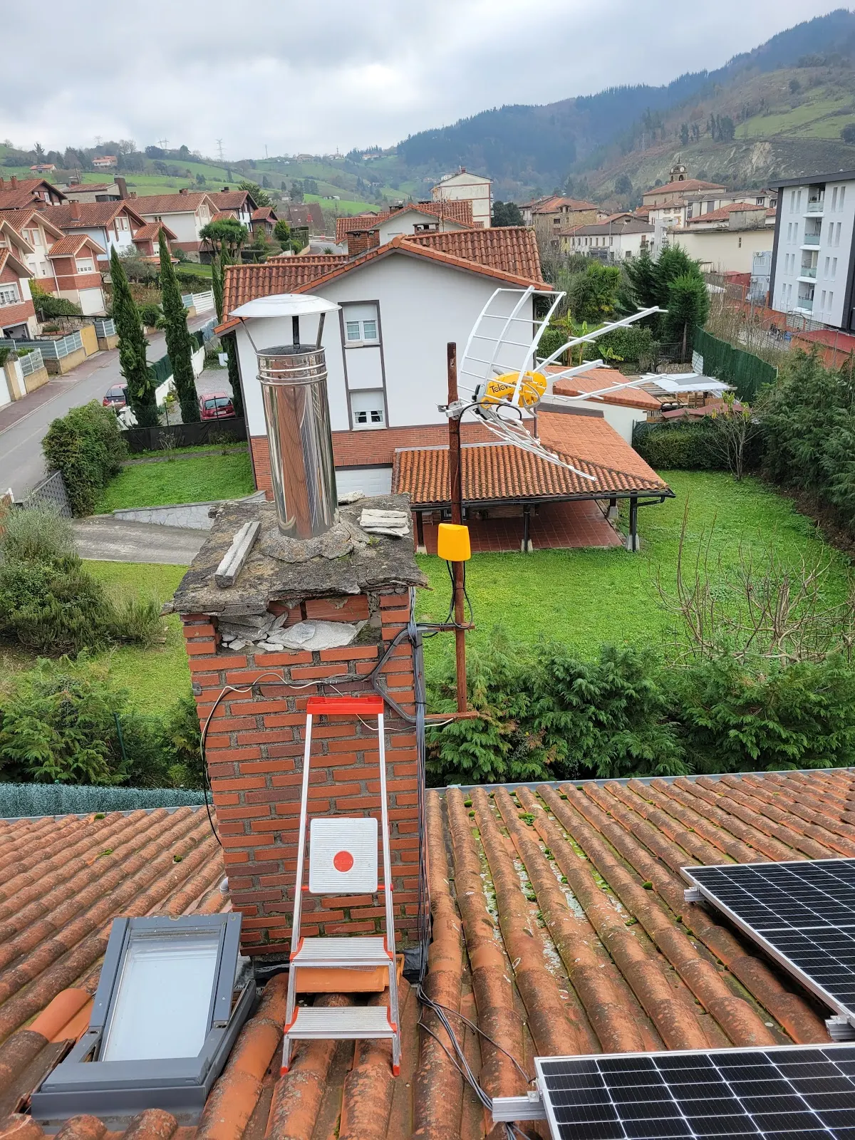 Antena instalada en un tejado de tejas en Durango, en una imagen de Vi-Car Electrónica.