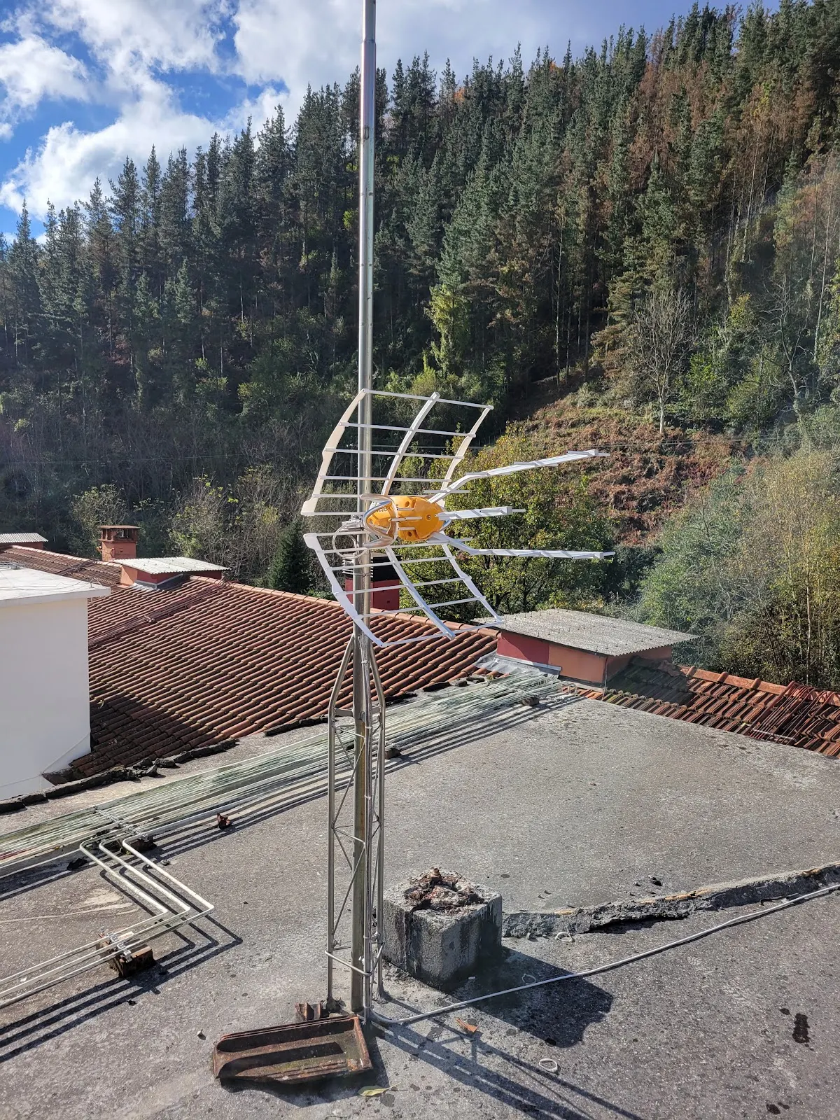 Antena de televisión montada en la azotea de un edificio, en una imagen de Vi-Car Electrónica.