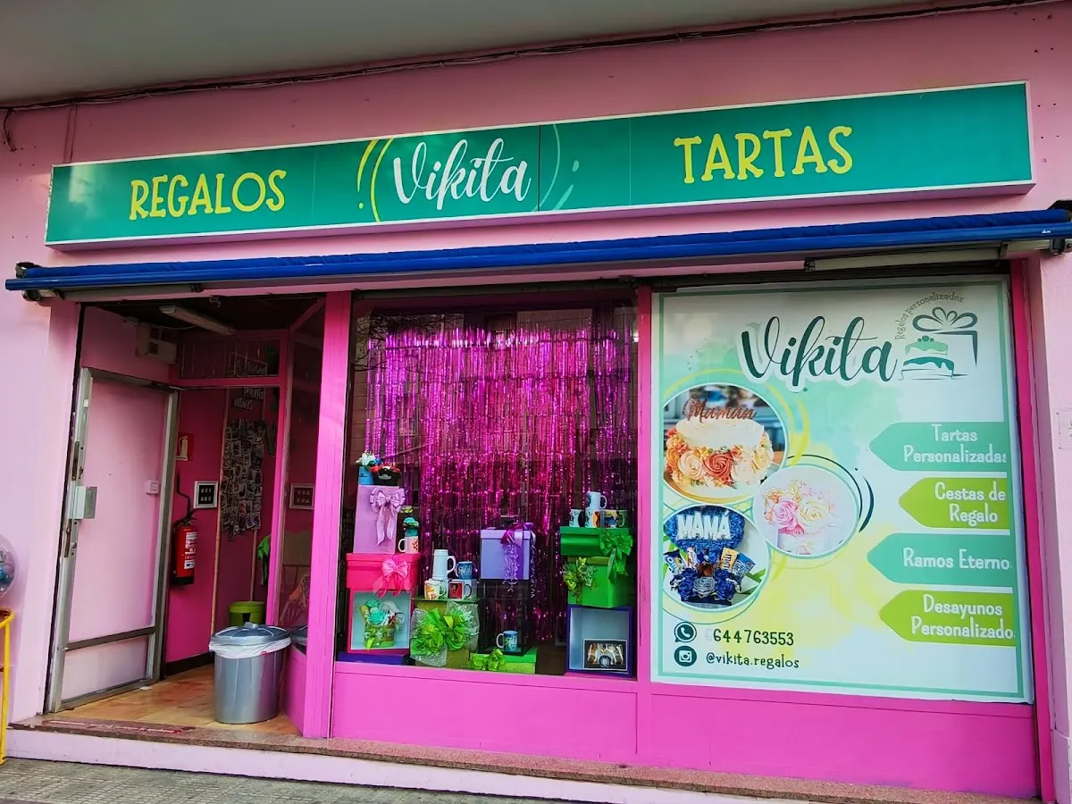 Fachada de Vikita Regalos, con el rótulo de regalos y tartas.