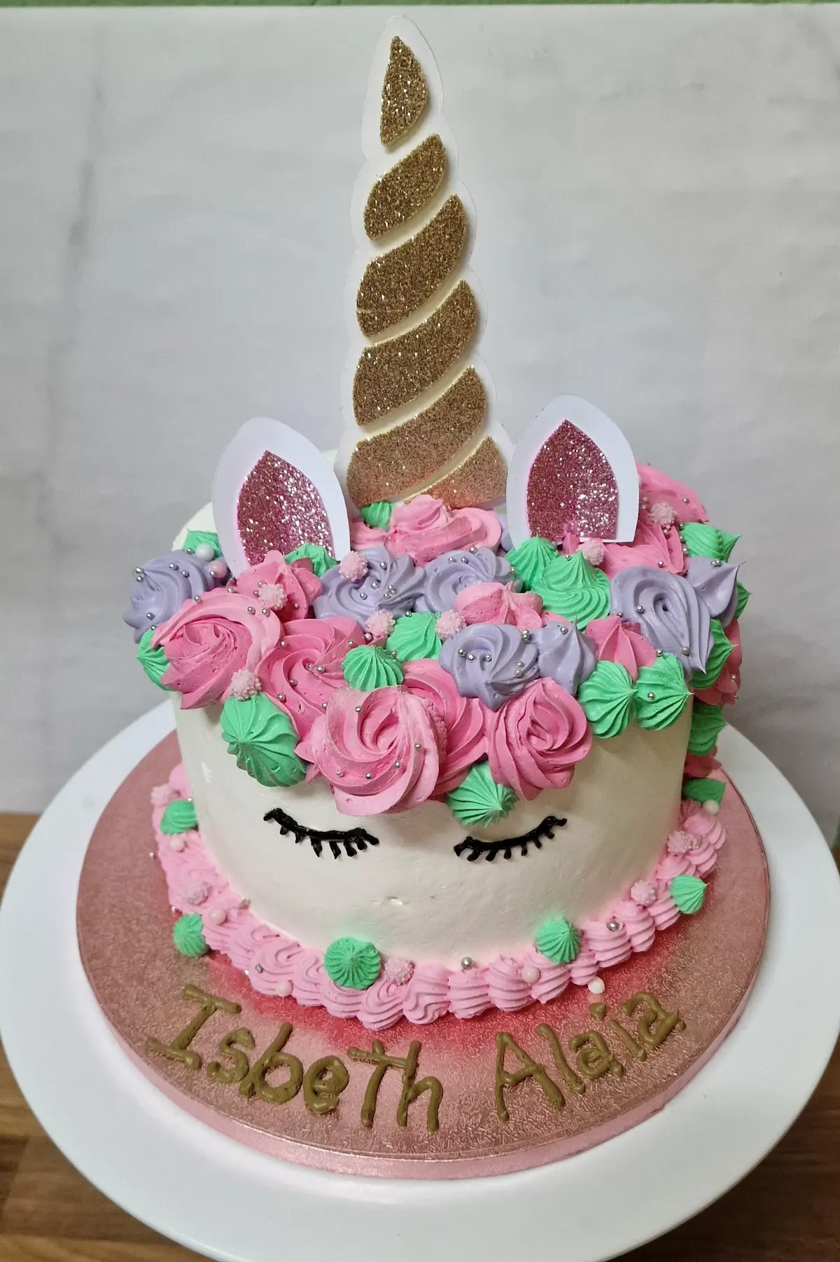 Tarta de cumpleaños personalizada con decoración de unicornio.