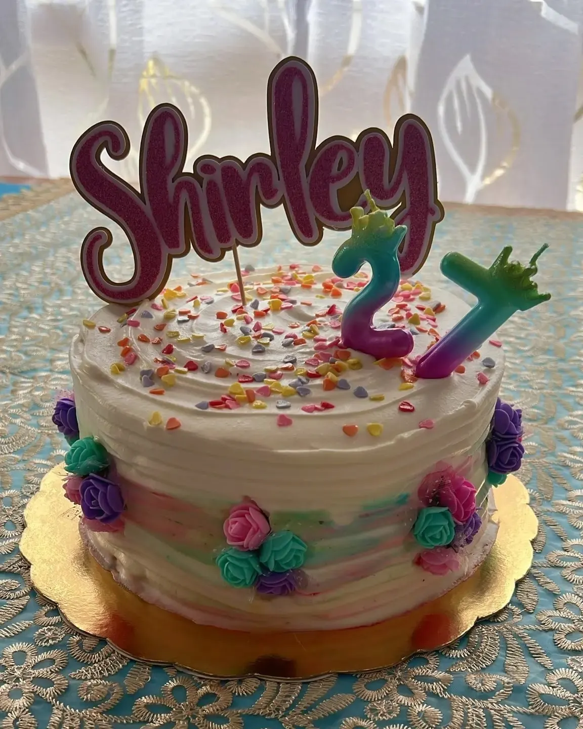 Tarta decorada para un cumpleaños con el nombre Shirley.