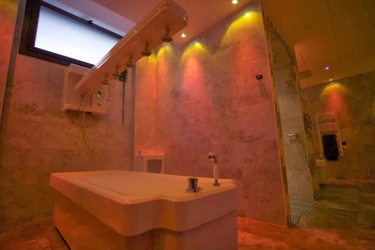 Bañera terapéutica en una sala del spa de Vilegy