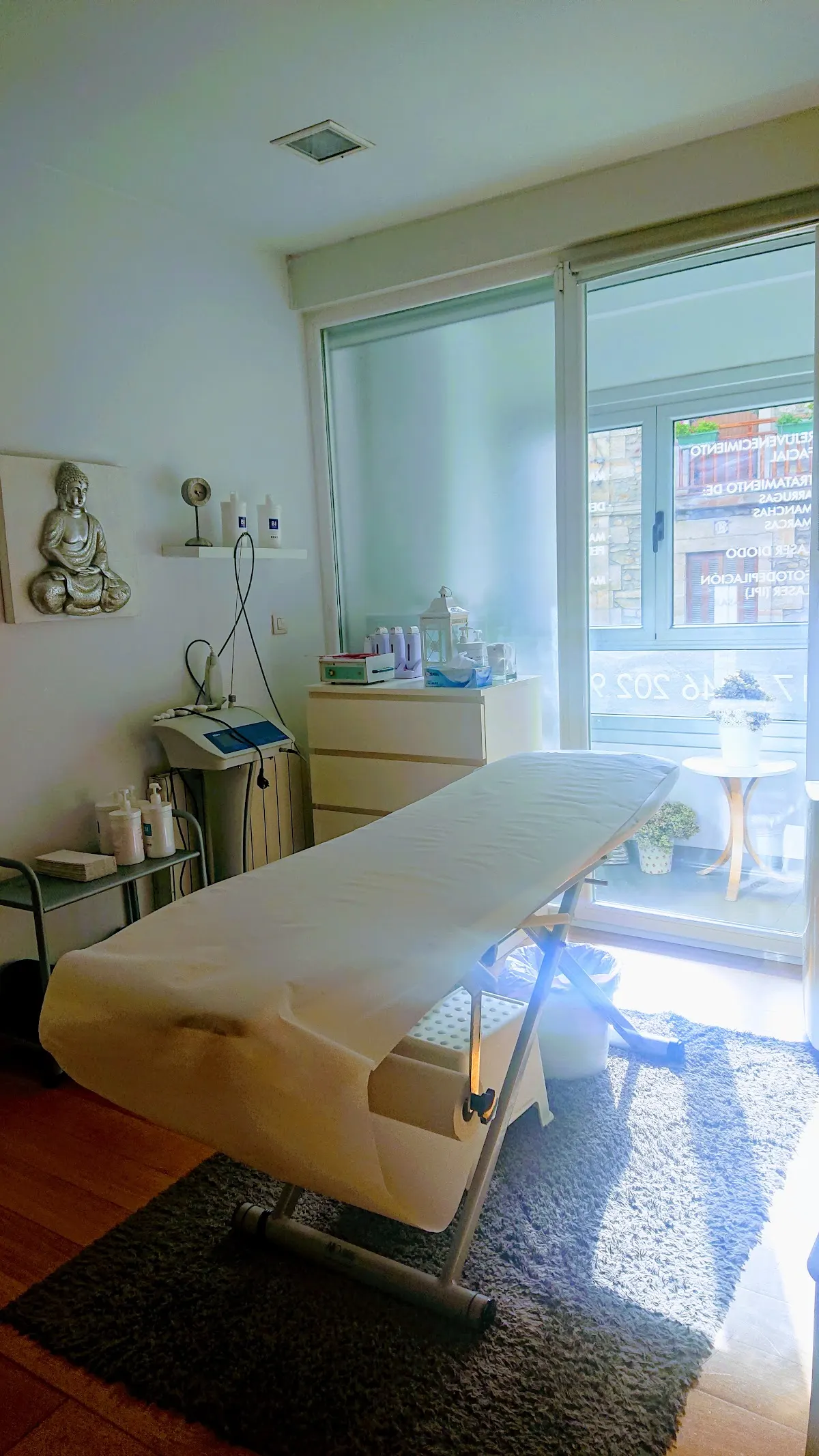 Cabina de Virginia Ansorena con camilla y productos de estética.