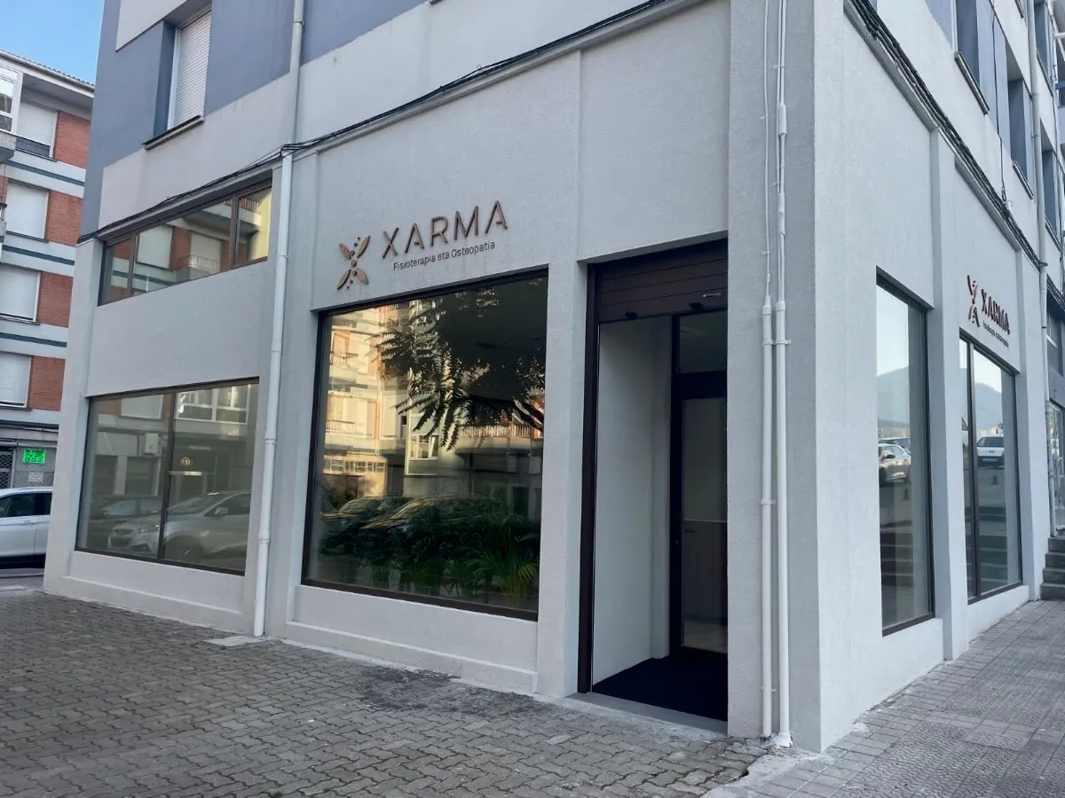 Entrada y escaparate de Xarma Fisioterapia eta Osteopatia.