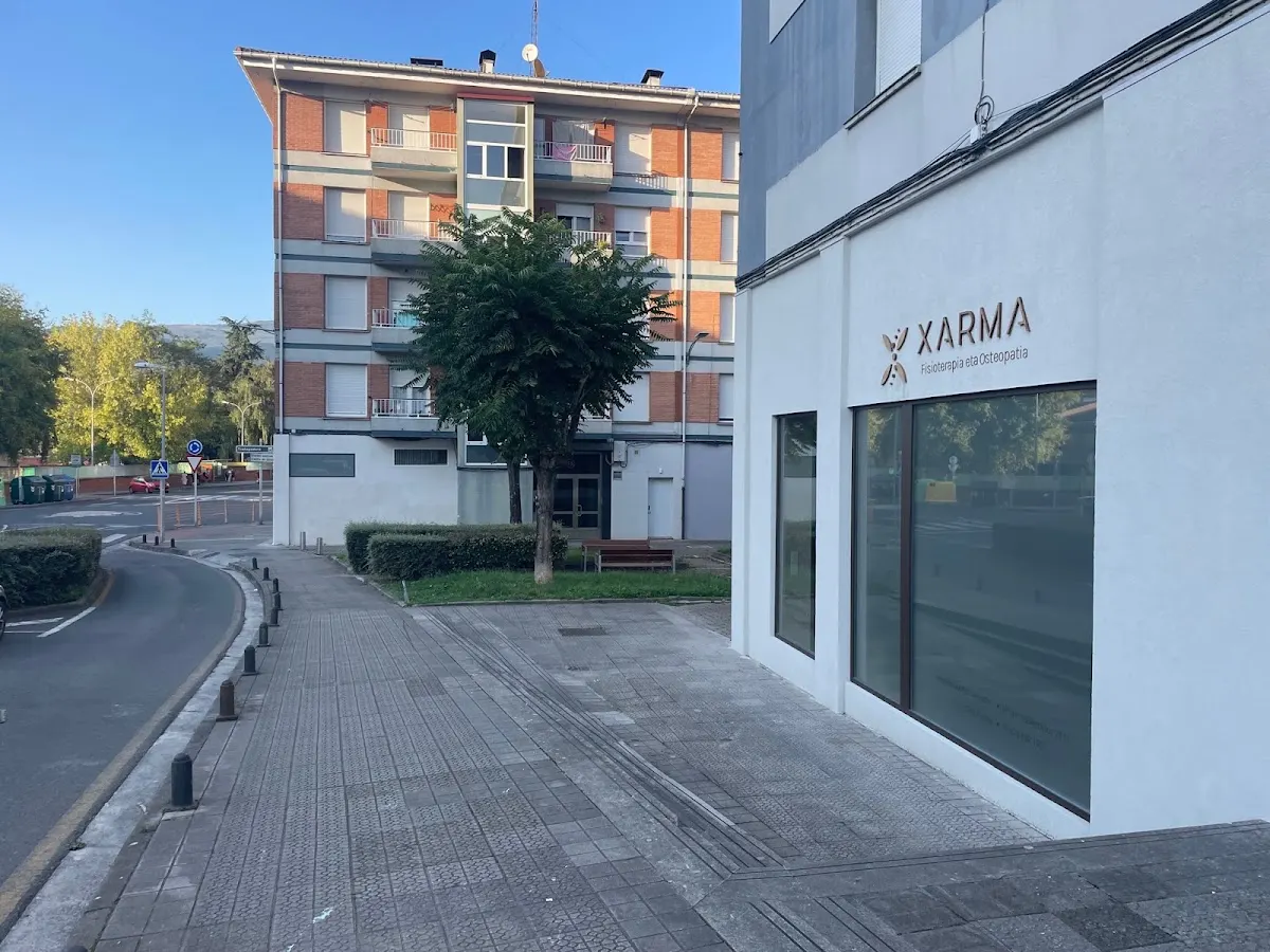 Vista exterior de Xarma Fisioterapia eta Osteopatia y la calle en Abadiño.