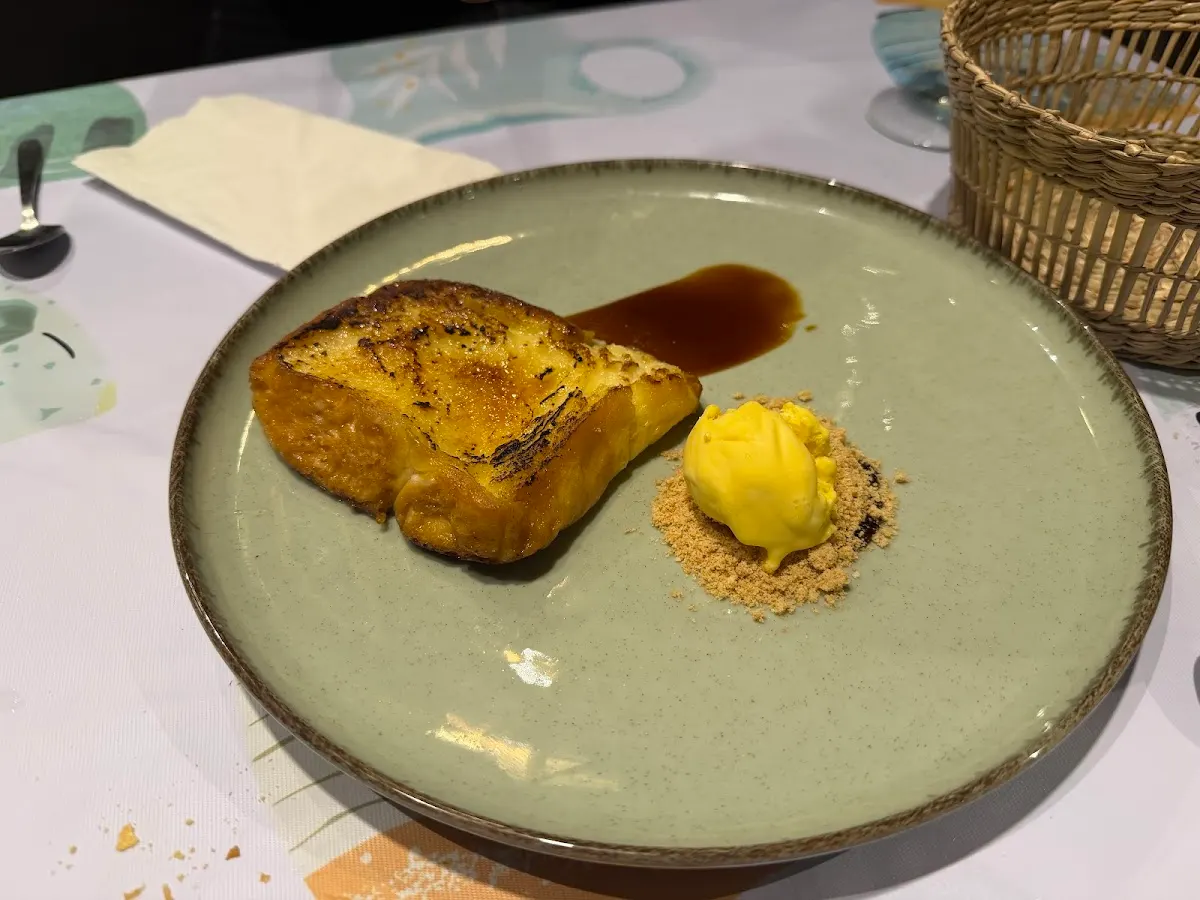 Plato de pescado con acompañamiento servido en XIXILU.