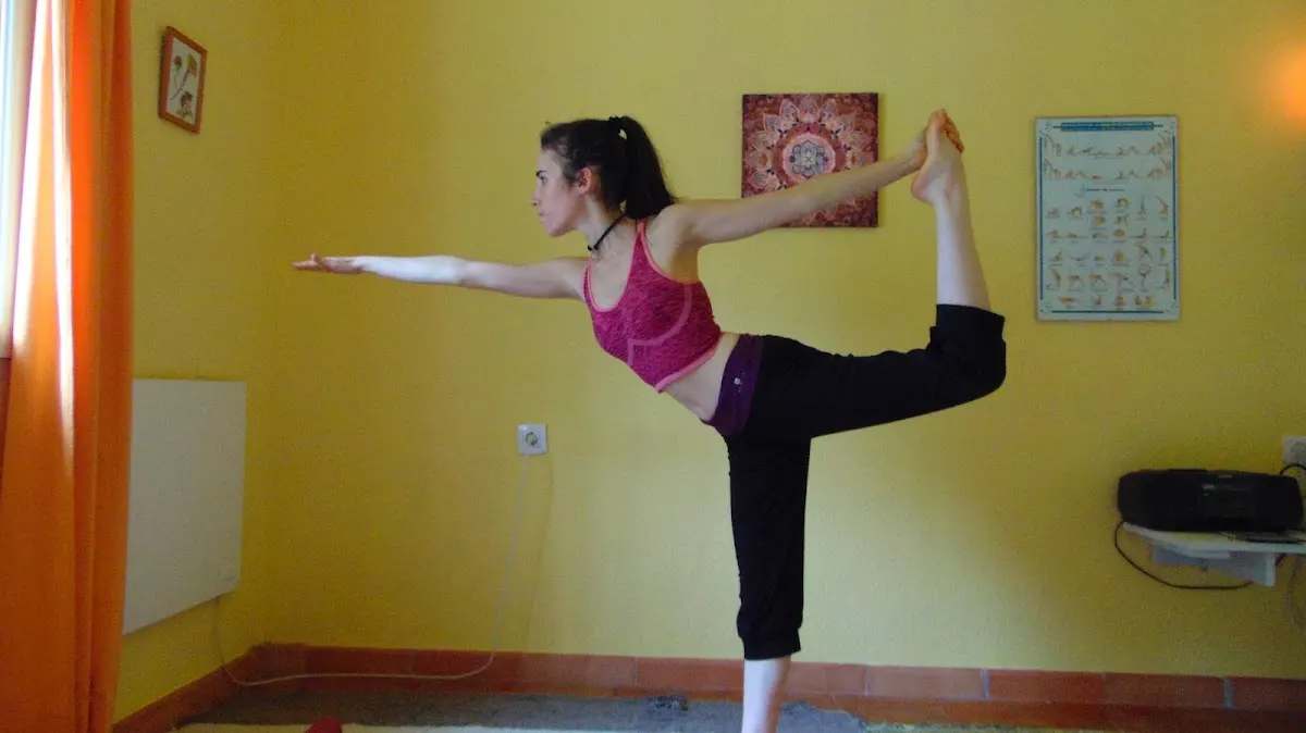 Una persona practica una postura de yoga en una sala de Yoga Naima.