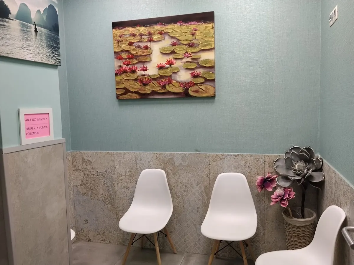 Sala de espera de Zaindu Hagin Klinika con sillas y decoración