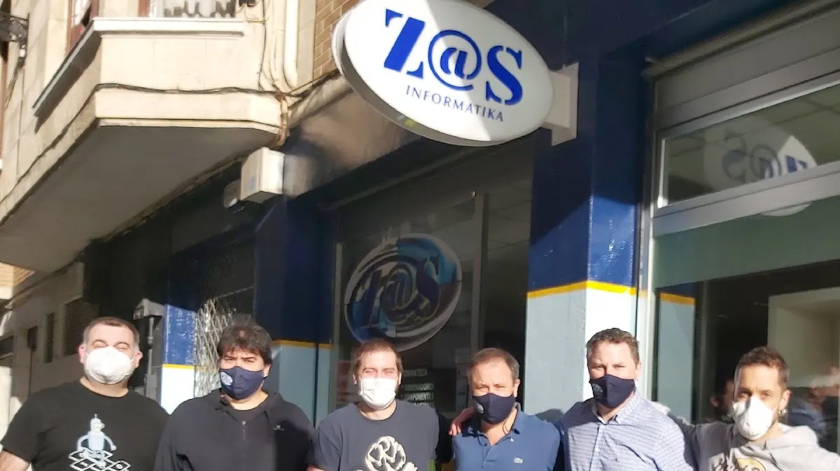 Equipo de Zas Informatika frente a la tienda en Amorebieta-Etxano