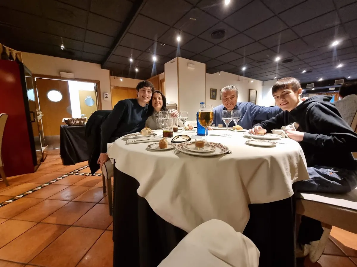 Clientes sentados a la mesa de un restaurante
