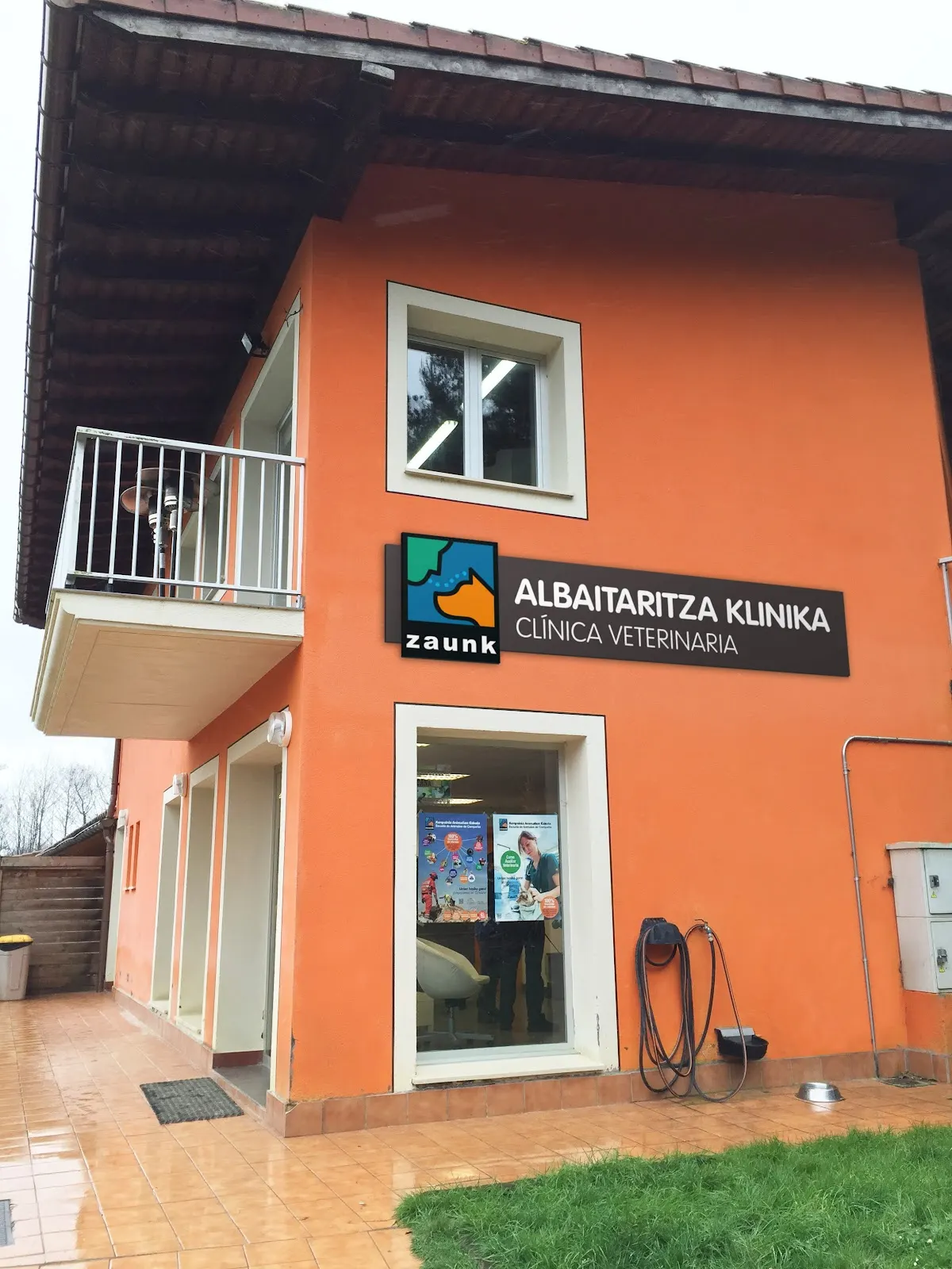 Entrada de ZAUNK, centro de formación canina en Iurreta.