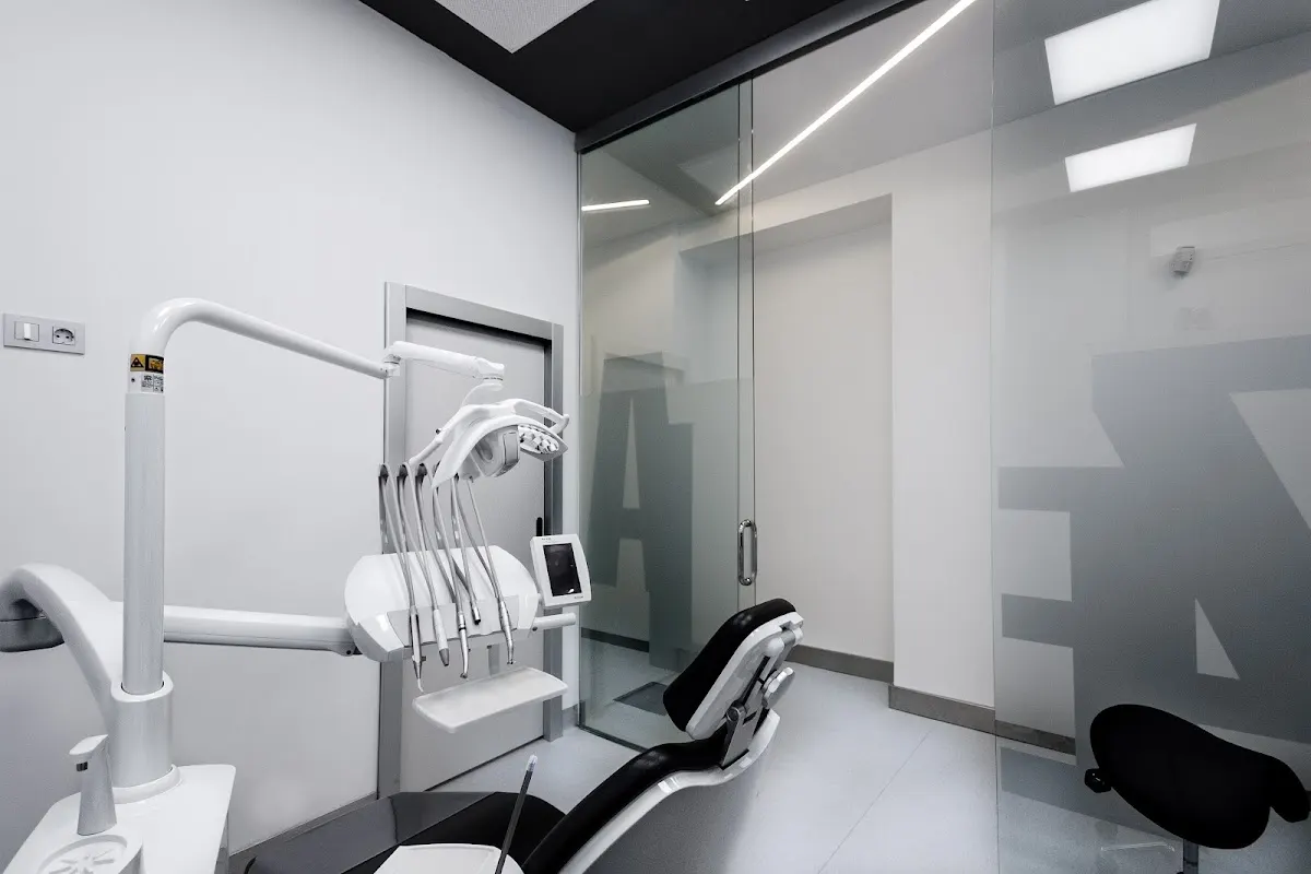 Gabinete dental de Zelaieta Hortz Klinika con sillón y equipo de consulta.