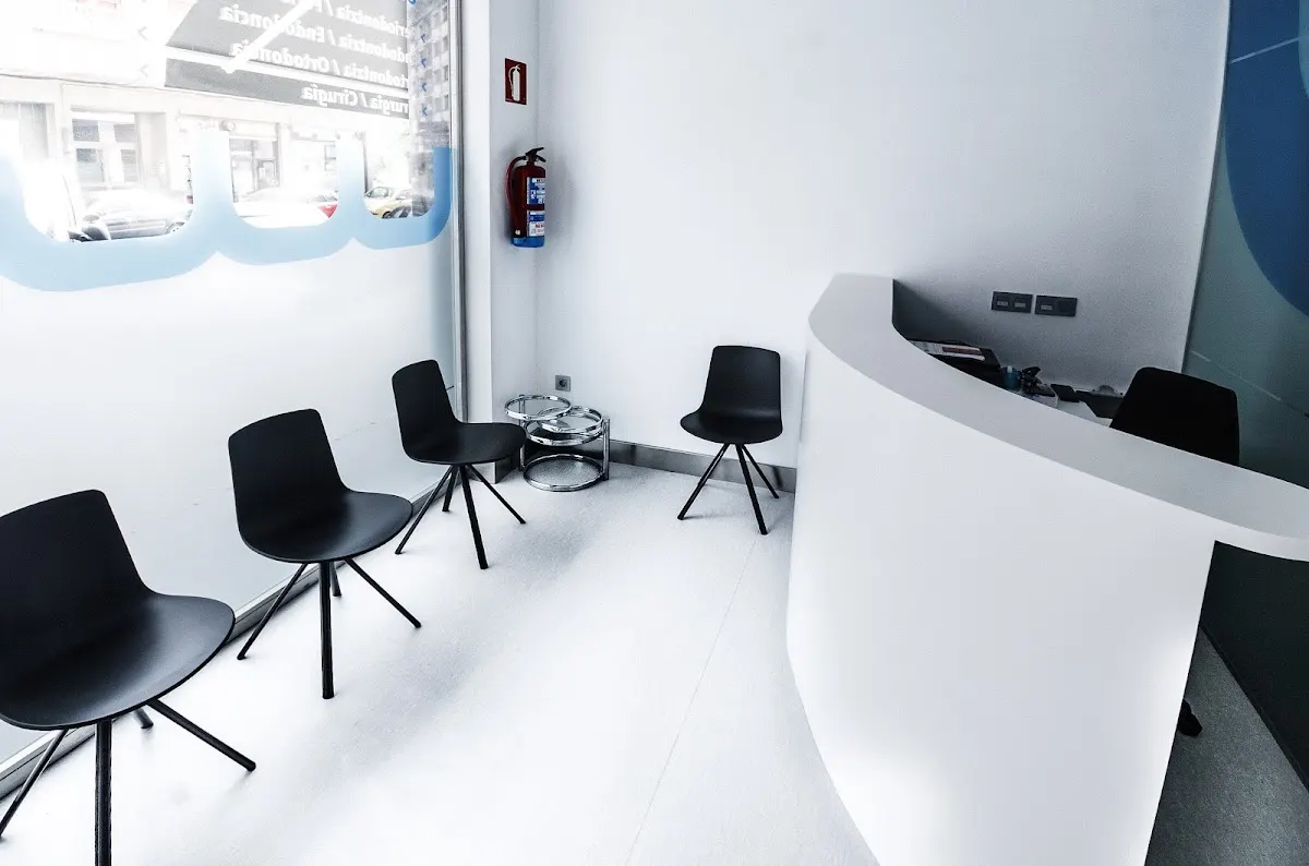 Sala de espera y mostrador de Zelaieta Hortz Klinika.