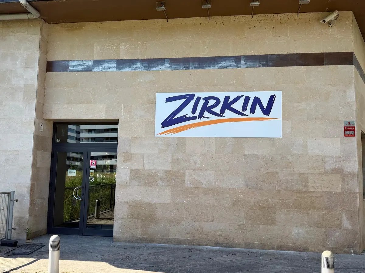 Entrada del gimnasio Zirkin Emakumeen Gimnasioa en Durango