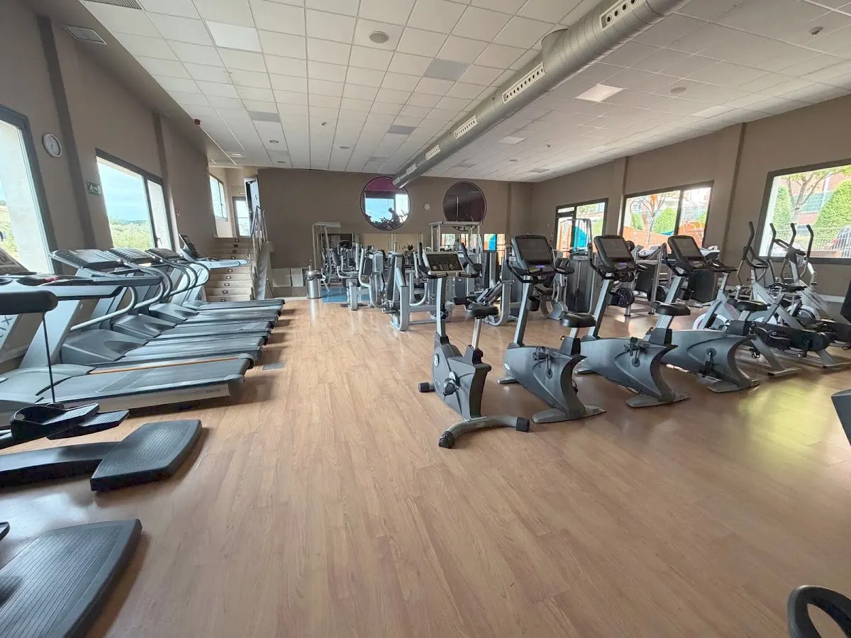 Zona de cardio y máquinas de gimnasio de Zirkin