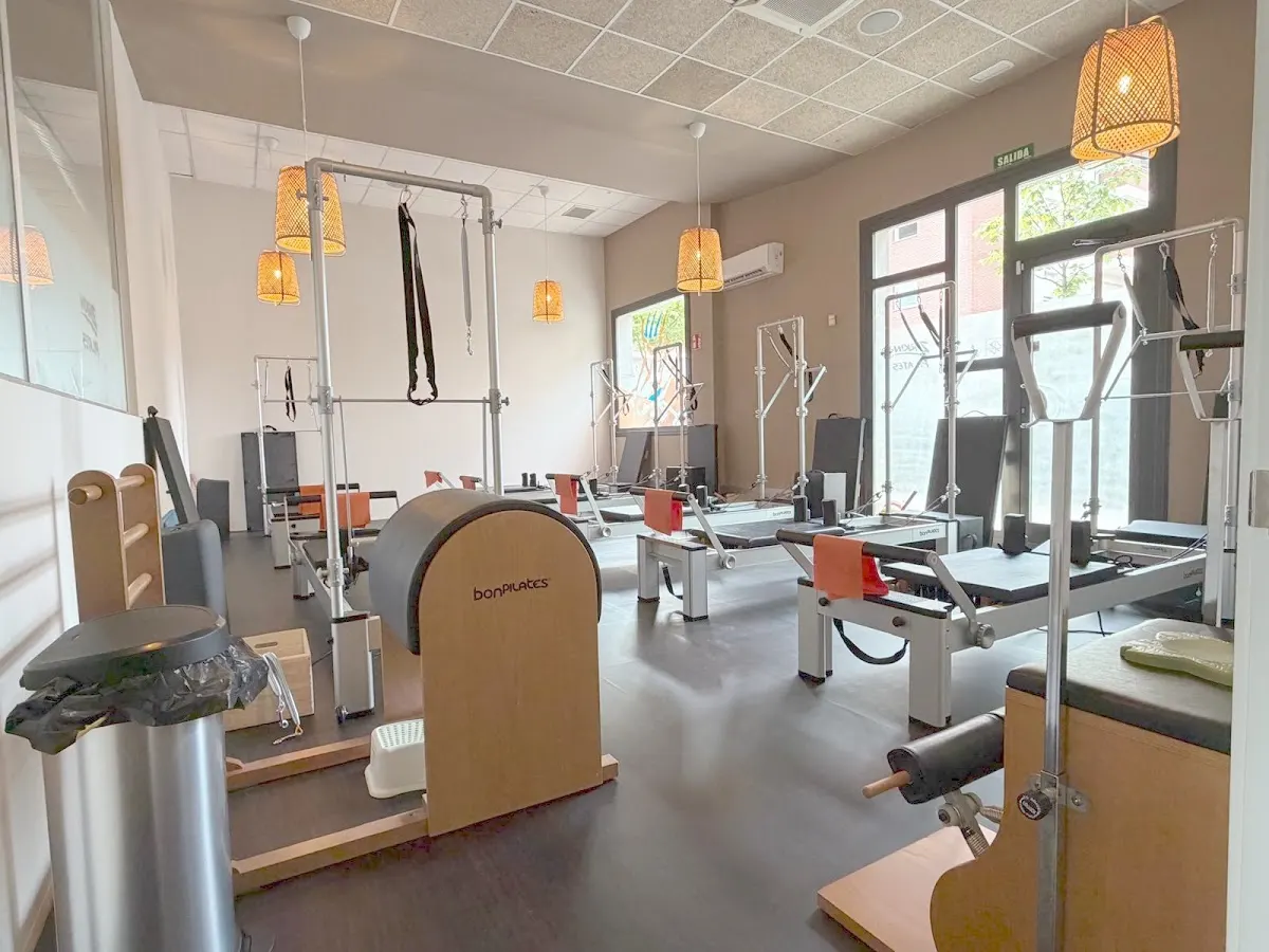 Sala de entrenamiento con máquinas de pilates en Zirkin