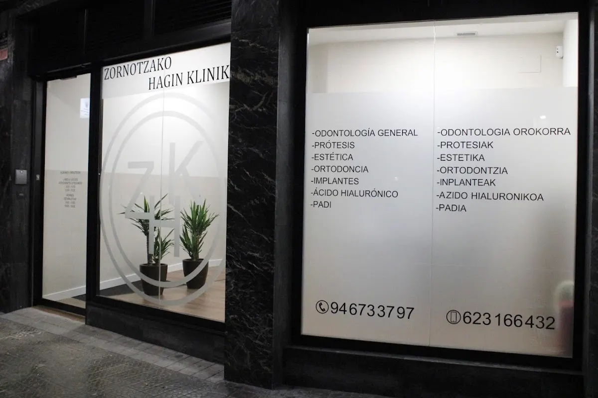 Fachada de Zornotzako Hagin Klinika en Amorebieta-Etxano, con los tratamientos indicados en el escaparate.