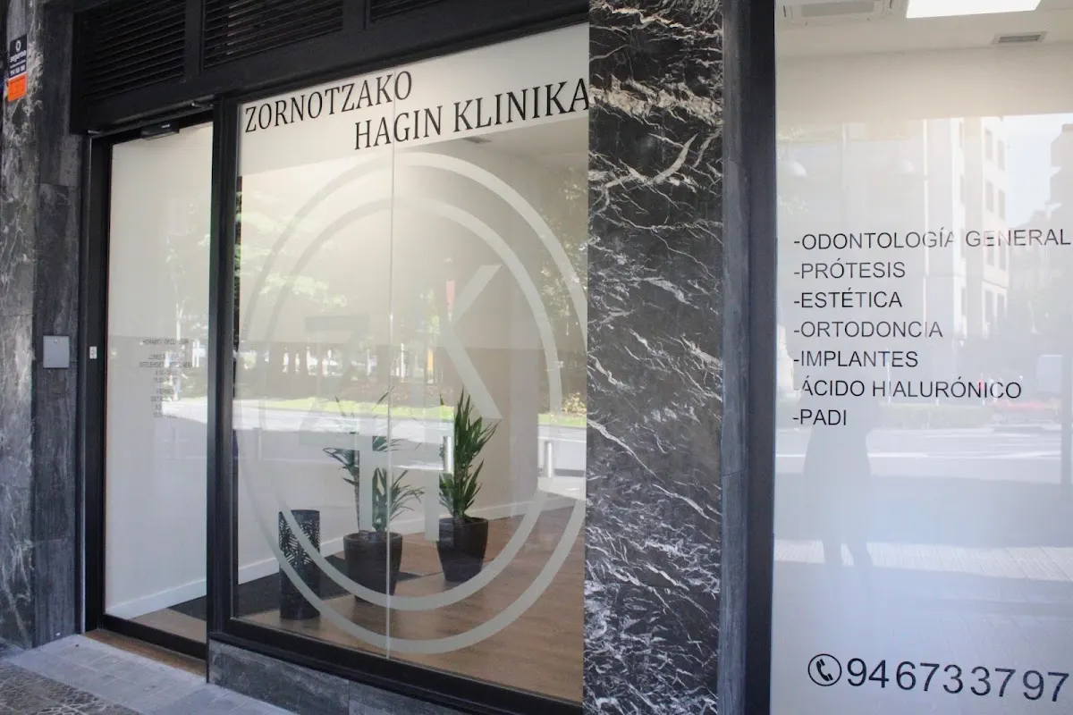 Vista del escaparate de Zornotzako Hagin Klinika desde la calle.