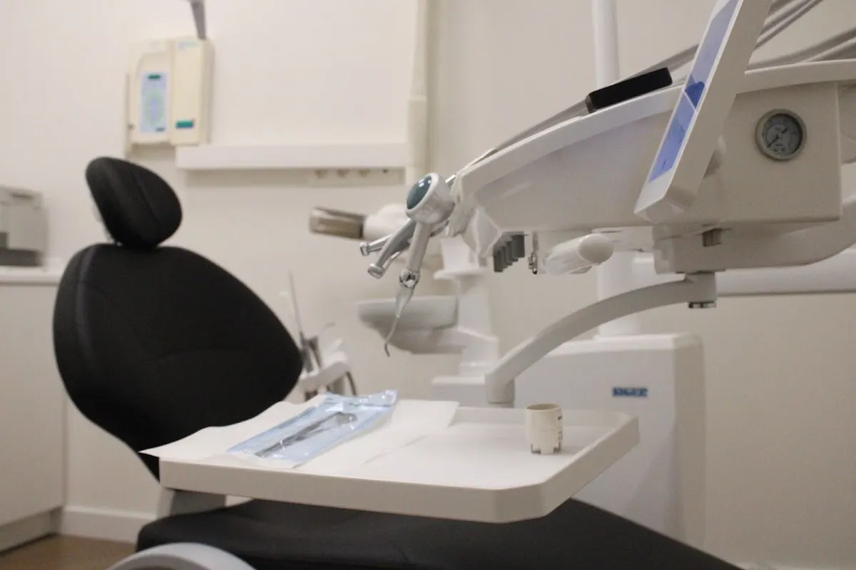 Sillón y equipamiento de una consulta dental de Zornotzako Hagin Klinika.