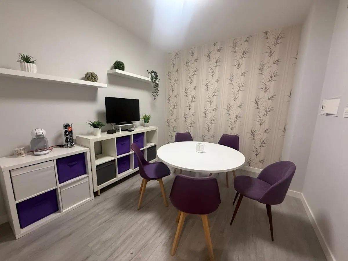 Sala de reuniones de Zure Giltza con mesa redonda y sillas