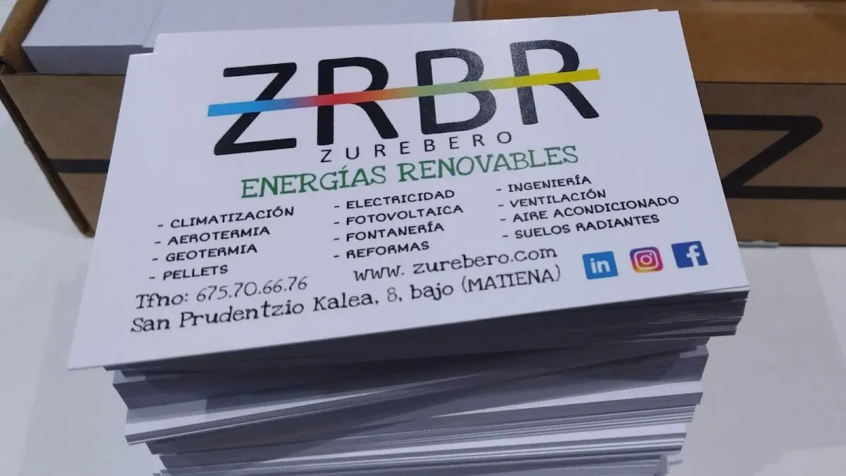 Tarjetas de ZUREBERO Energías Renovables con la dirección y las áreas de trabajo impresas.