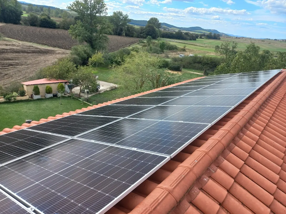 Paneles solares fotovoltaicos instalados sobre el tejado de una vivienda en un entorno rural.